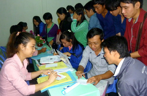 Rất đông thanh niên đến đăng ký học nghề, tìm việc tại Phiên giao dịch